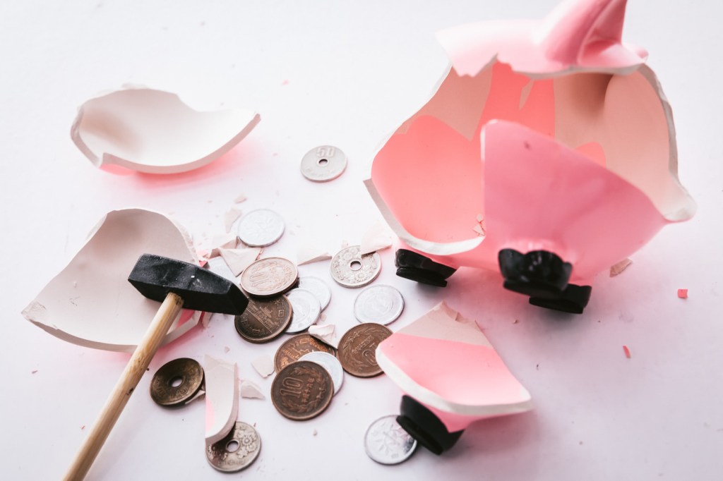 錢越賺越少、物價越來越貴的元兇:遭到不當操控的金融制度